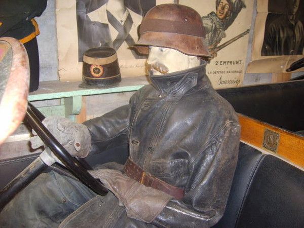 Chauffeur allemand au volant d'une Zedel en 1916